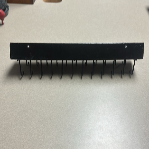 Bracelet display and shelf with hooks to hang necklaces - Picture 5 of 6